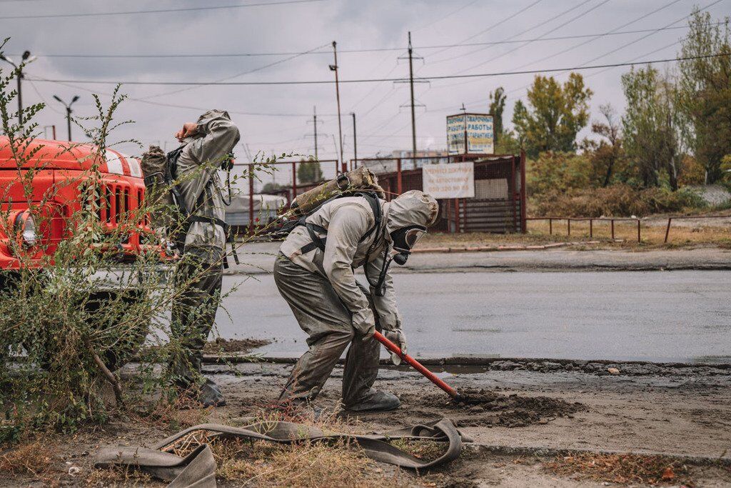 В Днепре дорогу залило опасным химикатом