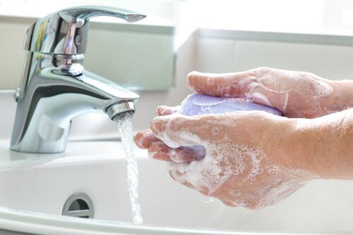 Мытье рук предотвращает распространение инфекции