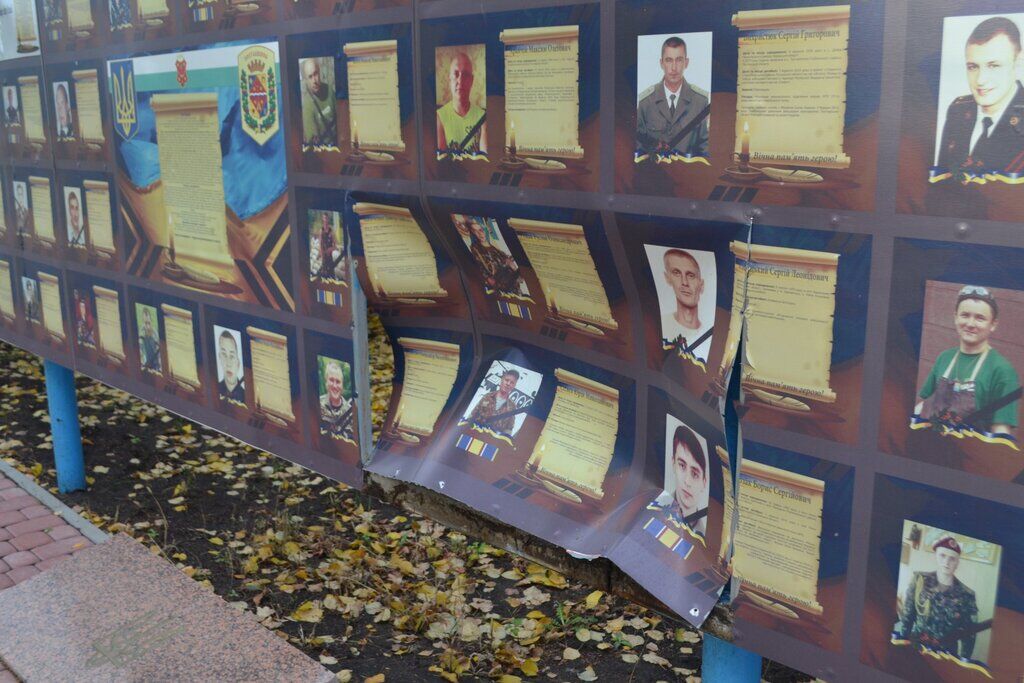 Вандали розгромили стіну пам'яті воїнам АТО в Чутовому на Полтавщині