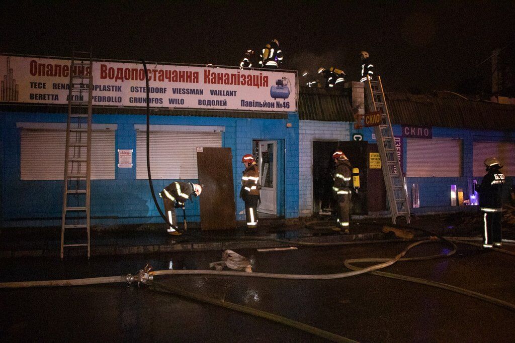 В Киеве в ночь на 11 ноября произошел пожар на территории рынка "Юность"
