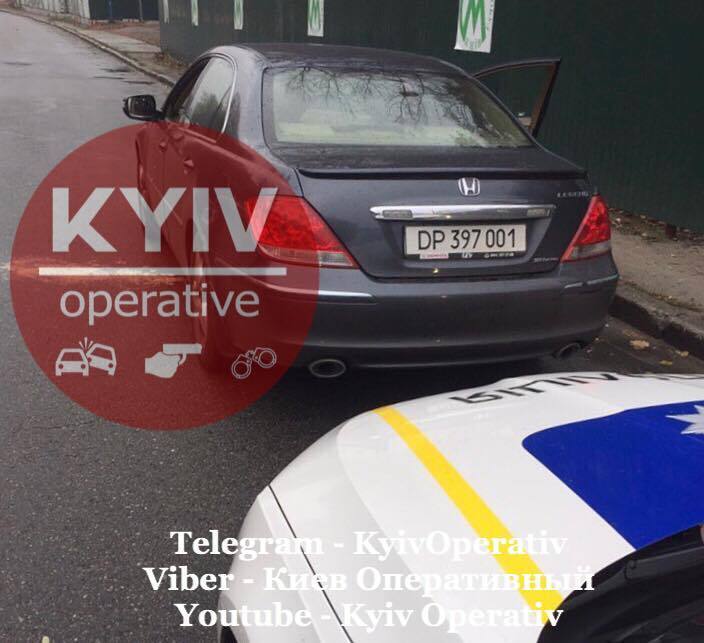В Киеве, возле станции метро "Сырец", правоохранители якобы остановили пьяного дипломата за рулем авто Honda
