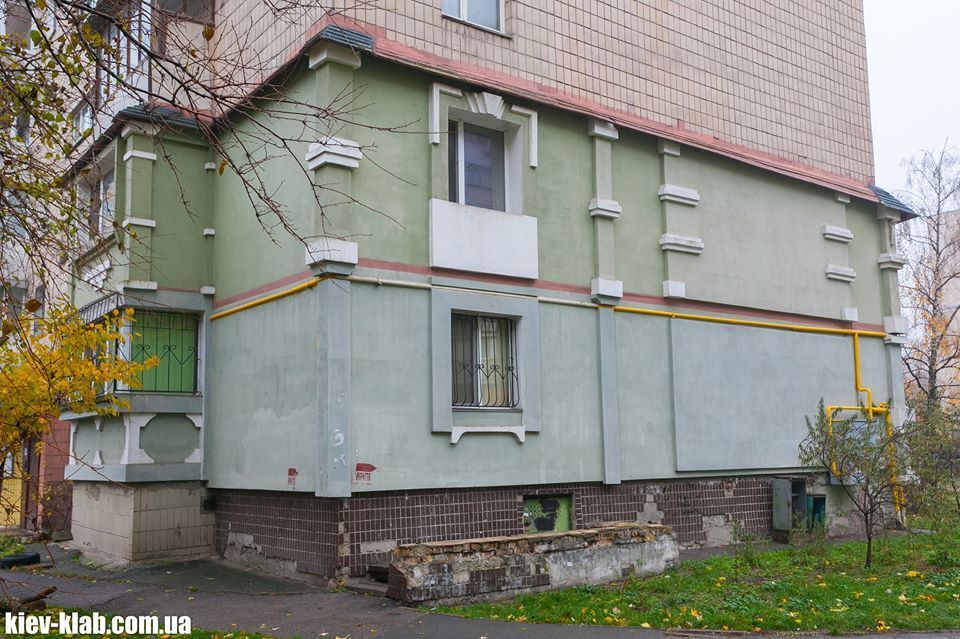 На Борщагівці у Києві помітили незвичайну різнобарвну ліпнину на старому будинку на вулиці Жолудєва