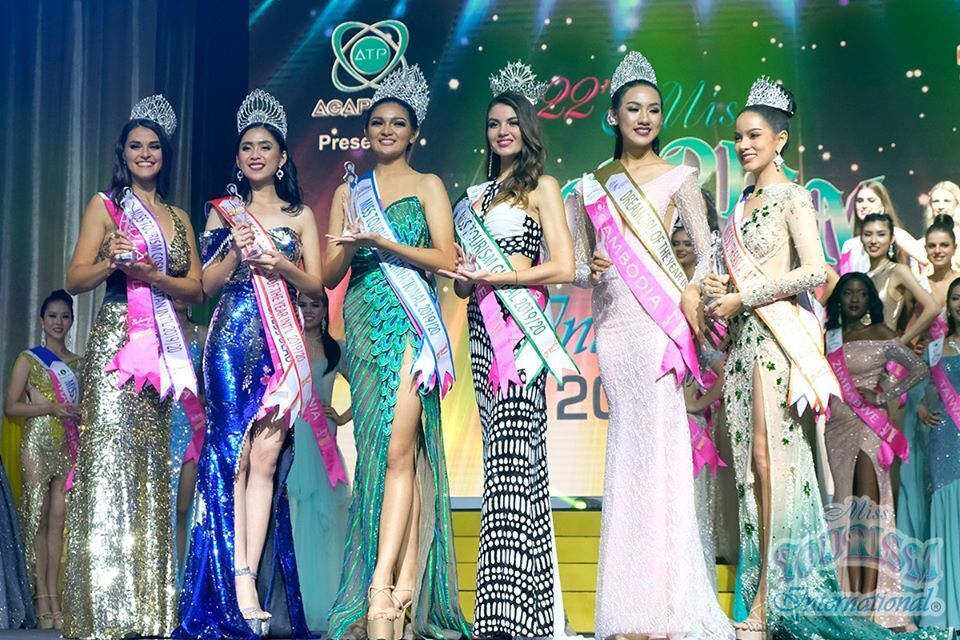 Екатерина Качашвили (третья справа) и другие финалистки Miss Tourism International-2019