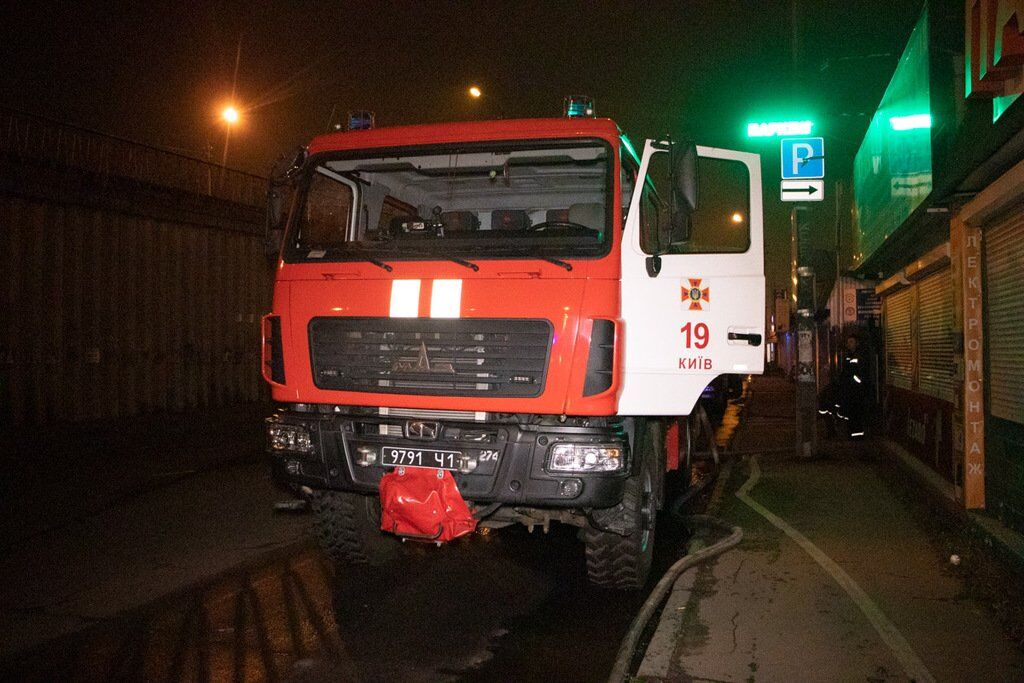 В Киеве в ночь на 11 ноября произошел пожар на территории рынка "Юность"