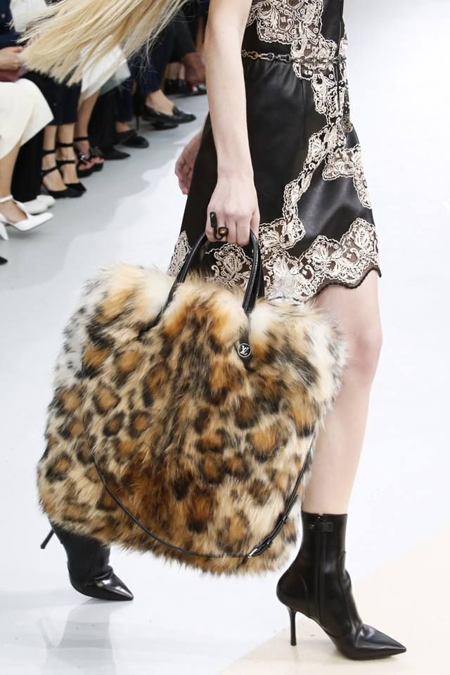 Мода зима 2019-2020: названо топ-5 трендовых сумок