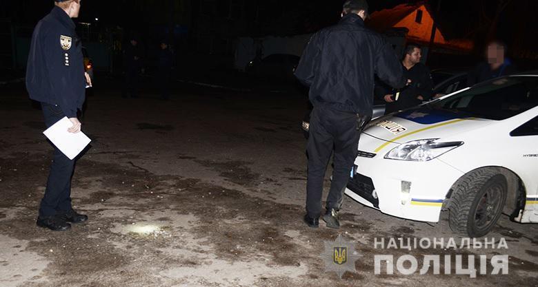 У Дарницькому районі Києва, на вулиці Боровій, 43, невідомий відкрив вогонь по чоловіку