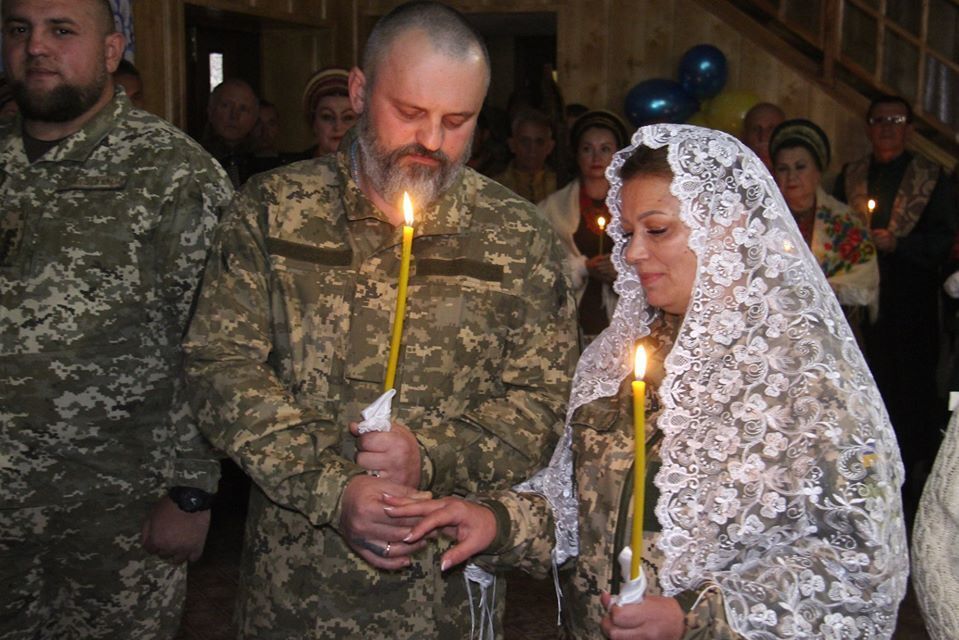 Вінчання воїнів ЗСУ під ДАПом