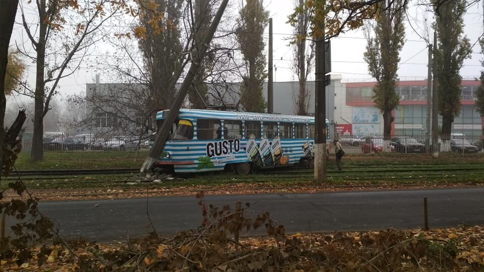 В Одессе трамвай снес электроопору