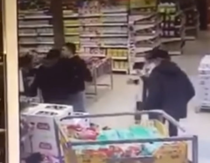 У супермаркеті відвідувачі жорстоко побили охоронця