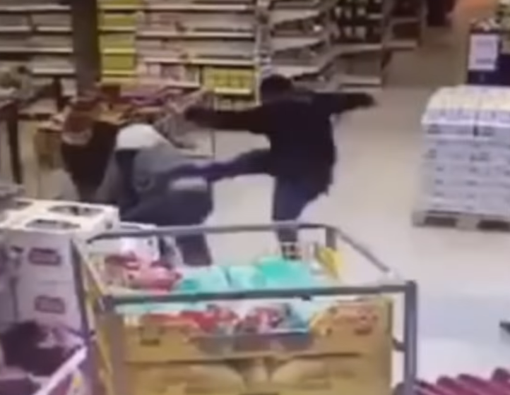 В супермаркете посетители жестоко избили охранника