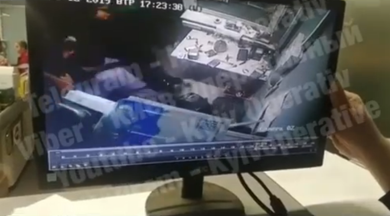 У Києві банда підлітків двічі за день побила одного й того ж охоронця в магазині: відеофакт