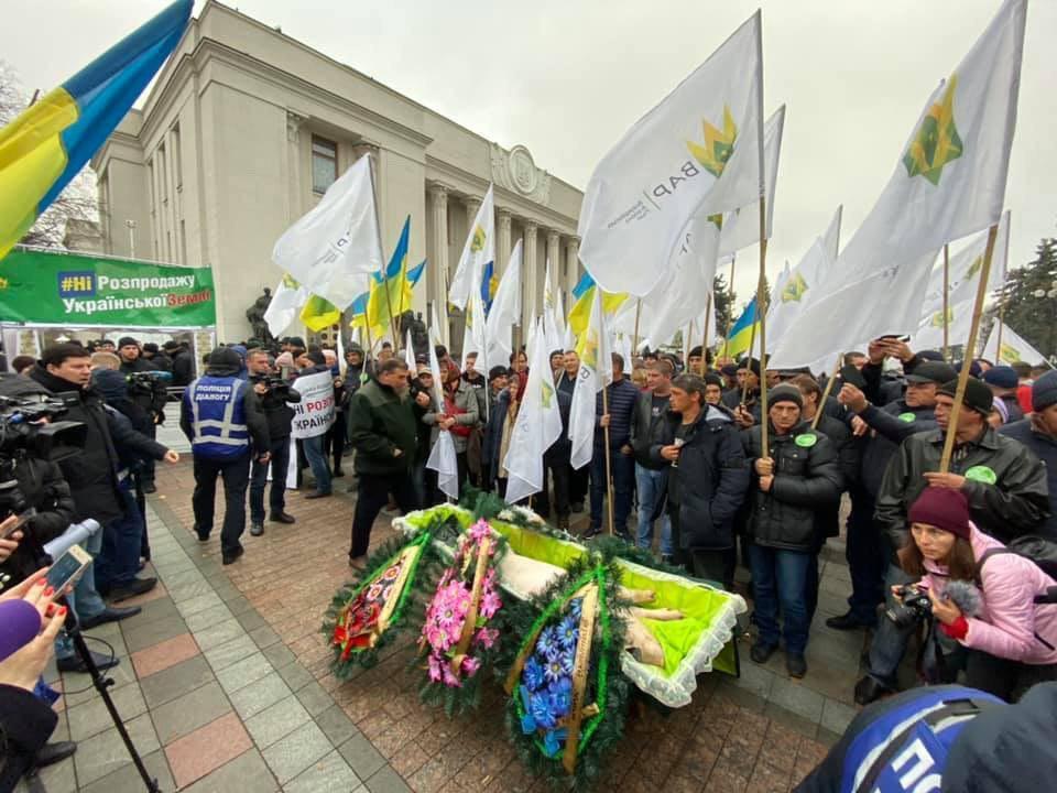 Принесли свиню у труні: націоналісти заблокували Раду. Фото і відео