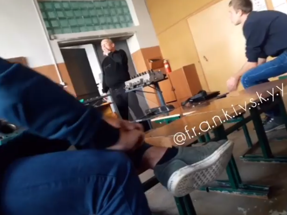 Учитель ВПУ №13 курит во время урока