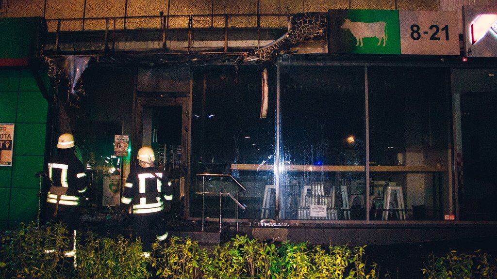 Близько 3:00, з інтервалом у кілька хвилин, невідомі підпалили три магазини мережі "Молоко від фермера"