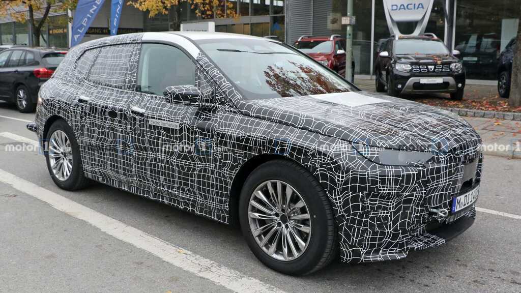 Навіть крізь камуфляж помітно вузькі передні фари BMW iX