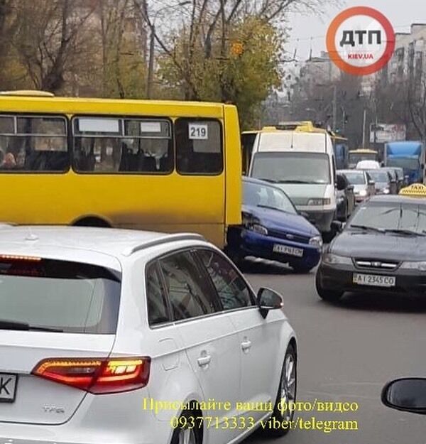 В Киеве на Куреневке 14 ноября произошло масштабное ДТП с участием маршрутки, трамвая и легкового автомобиля