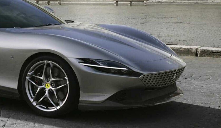 Передня частина виділяє Ferrari Roma 2020 з модельного ряду "Феррарі"