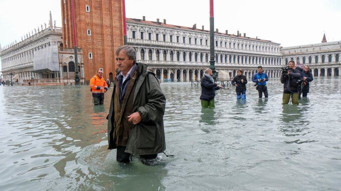 Венецию накрыло рекордное наводнение
