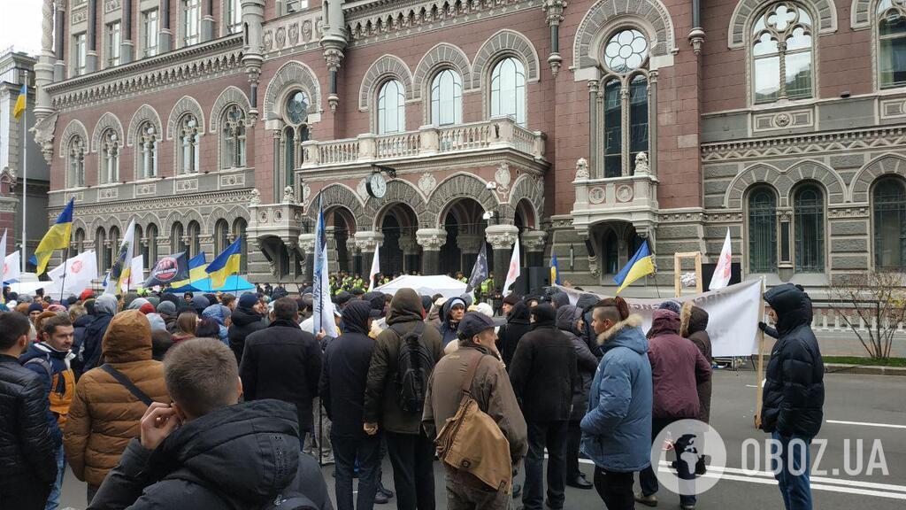 Постановочный митинг под НБУ