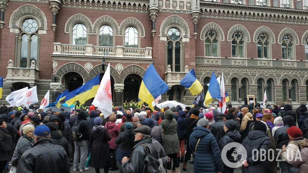 Постановочний мітинг під НБУ