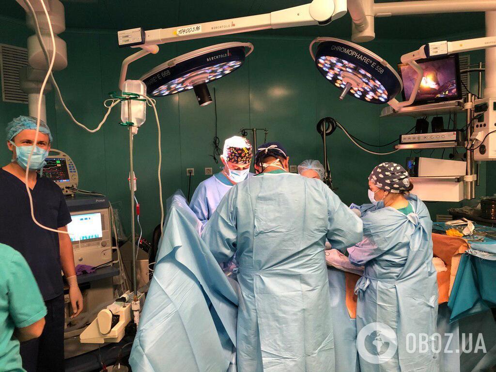 Операционная команда сконцентрирована на пациенте