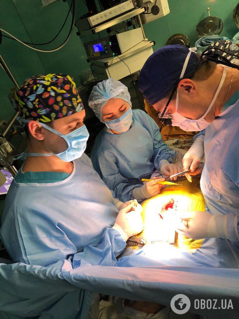 Руки хірурга "чаклують" над серцем пацієнтки