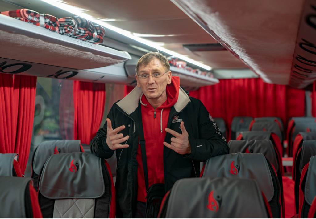 Президент СК "Прометей" Владимир Дубинский подарил волейболисткам современный автобус