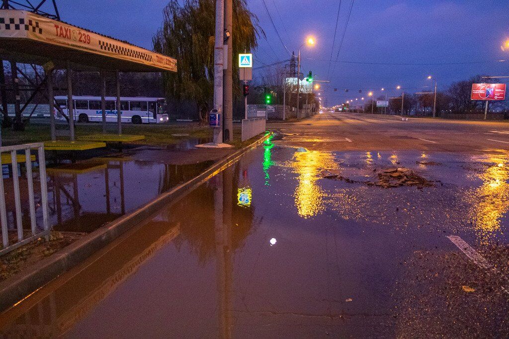 Вода пробила асфальт: в Днепре затопило остановку на набережной