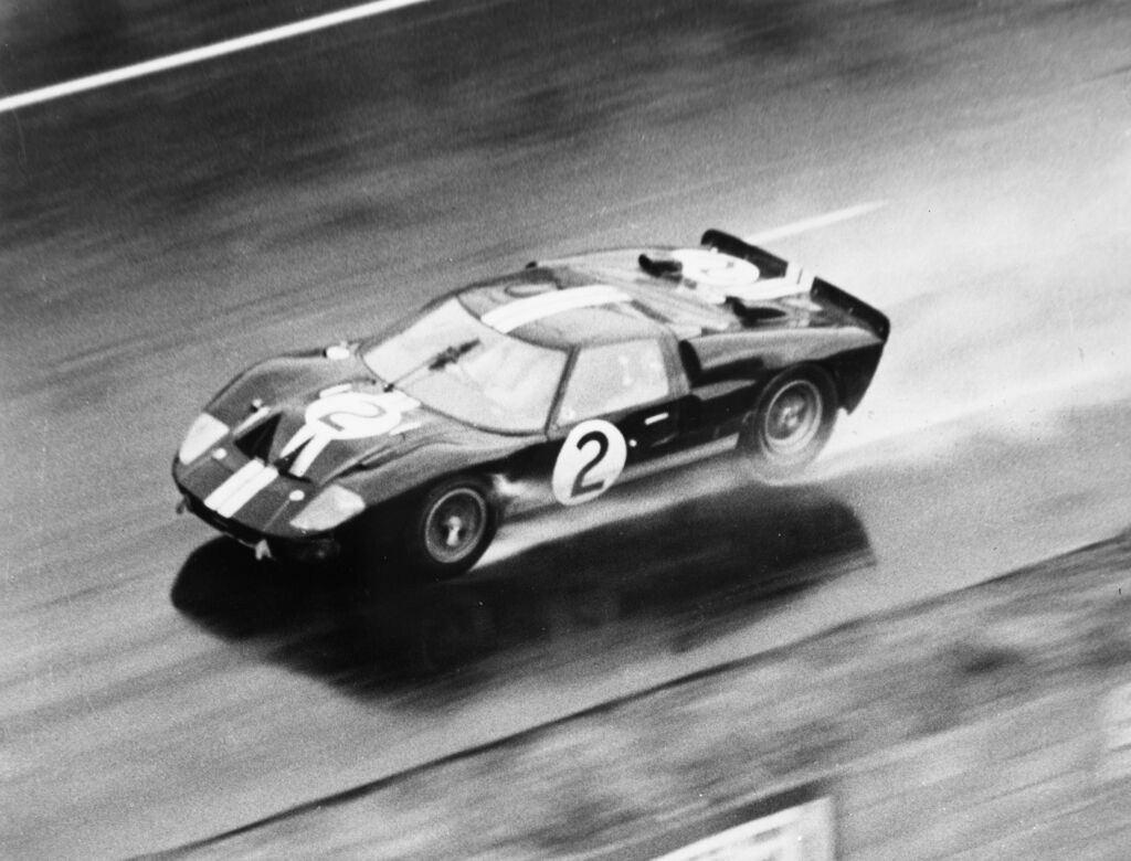 Ford GT40 мчить до заповітної перемоги в Ле-Мане 1966 року