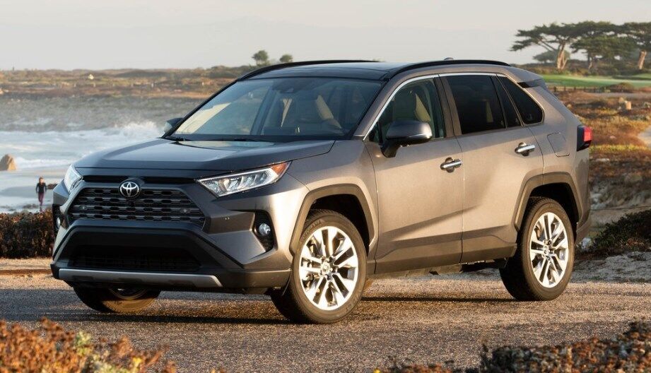 Сучасний кросовер Toyota RAV4 набагато кращий за радянський папірець