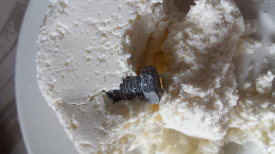 Сир із цвяхами: популярний виробник молочки потрапив у скандал у Києві