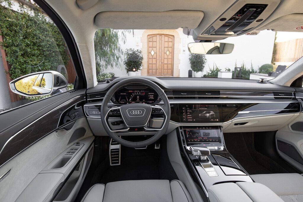 Салон Audi S8 щедро оздоблений алюмінієм, шкірою і карбоновими вставками. Крісла забезпечені безліччю електрорегулювань, а як опції пропонуються функції вентиляції і масажу