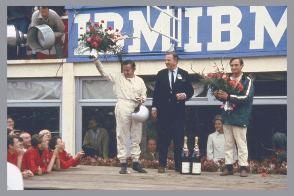 Брюс МакЛарен, Генрі Форд II і Кріс Амон на подіумі гонки в Ле-Мані 1966 року