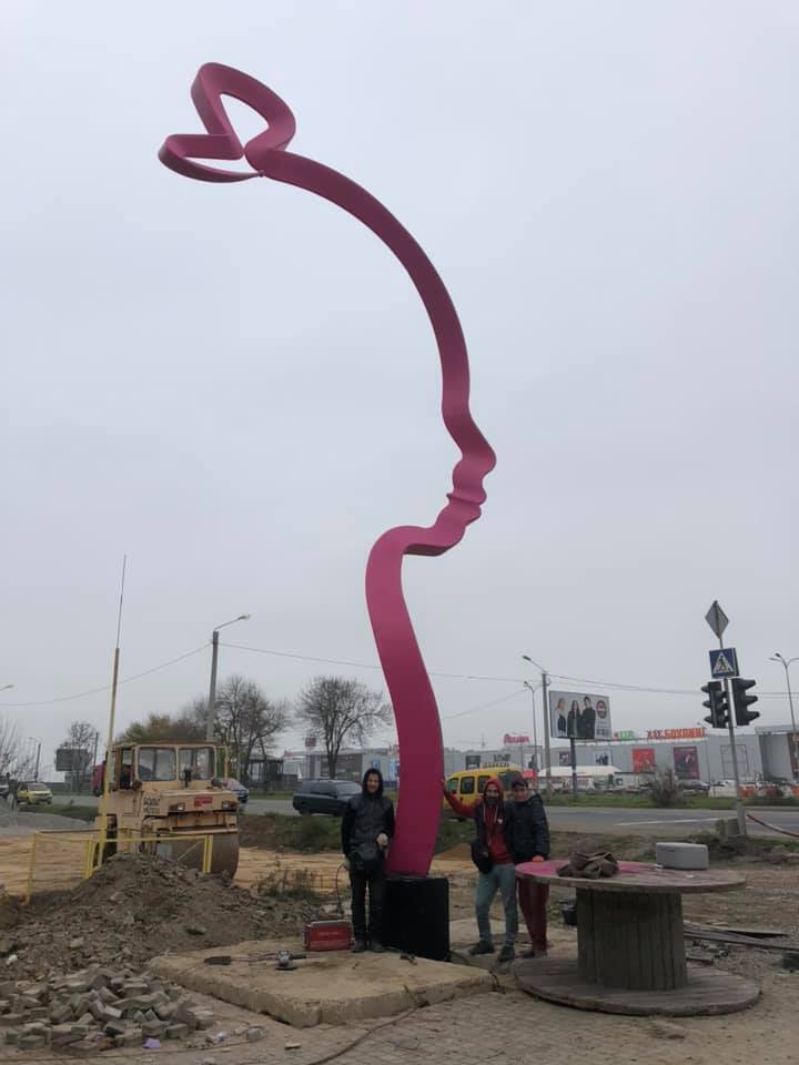 Под Одессой установили гигантский арт-объект "Дочь"