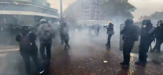 Полиция разогнала "желтые жилеты" в Париже