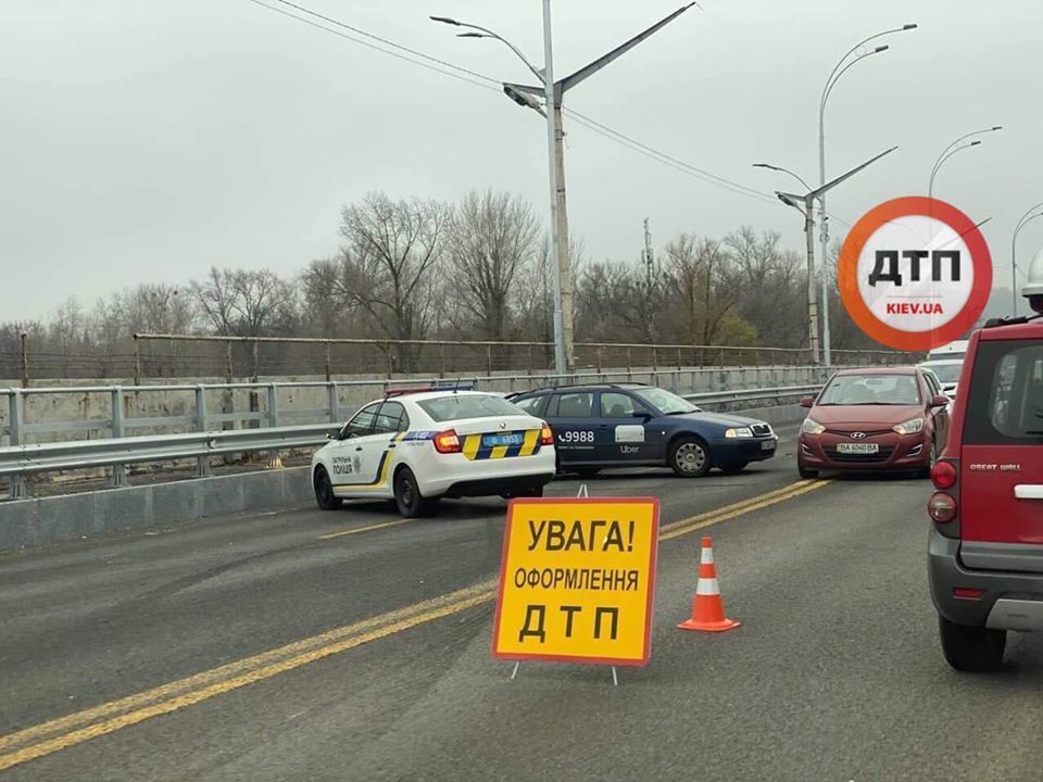 В Киеве на Броварском проспекте (мост Русановский), возле станции метро Гидропарк, 18 ноября произошло жесткое ДТП