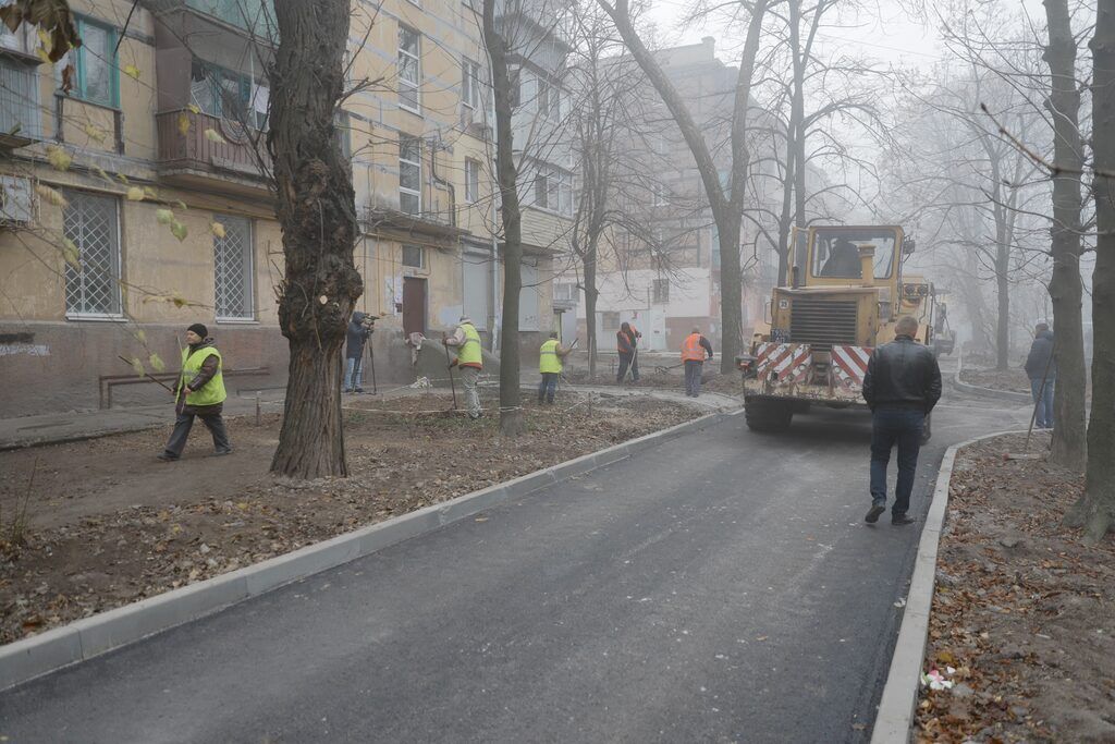 У Дніпрі масово ремонтують внутрішньоквартальні дороги