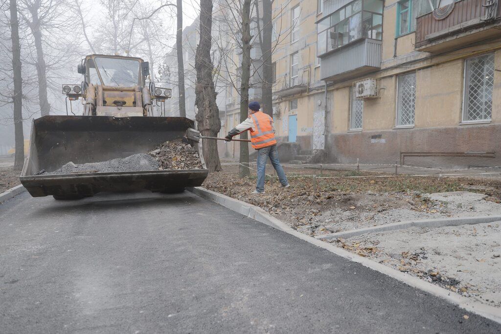 В Днепре массово ремонтируют внутриквартальные дороги