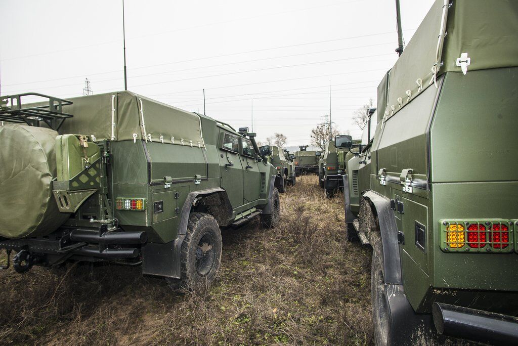 Бронированные автомобили "Новатор"