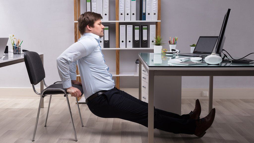 Фитнес в офисе: простые упражнения помогут "перезагрузить" мозг