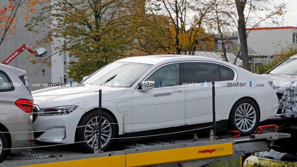 Під кузовом "БМВ 7 Серії" ховається прототип BMW i7