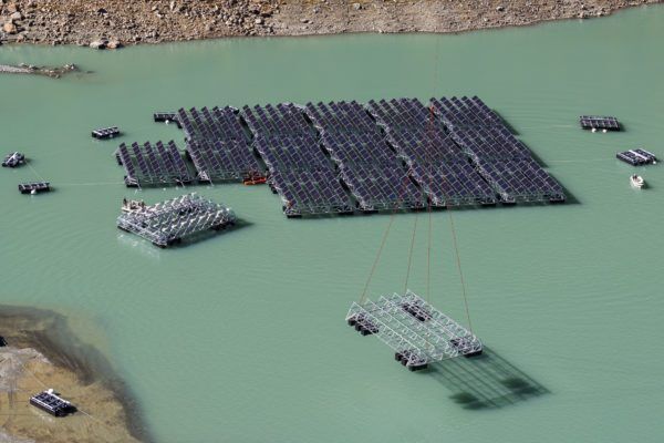Сонячна станція на озері Туль