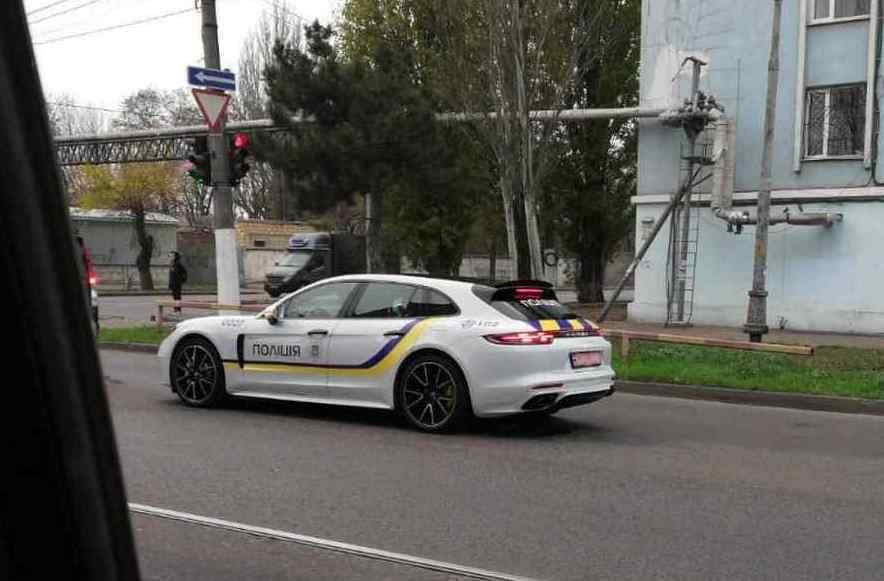 Porsche Panamera з логотипом Нацполіціі