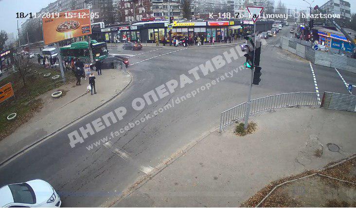 Люди врятувалися дивом! У Дніпрі трапилася страшна ДТП за сценарієм Зайцевої. Відео