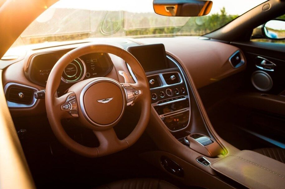 Интерьер Aston Martin DB11 продемонстрировал новую стилистику британских суперкаров