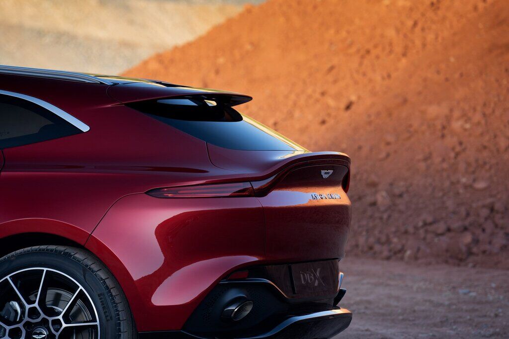Сразу два спойлера у Aston Martin DBX – подходящее количество для мощного автомобиля