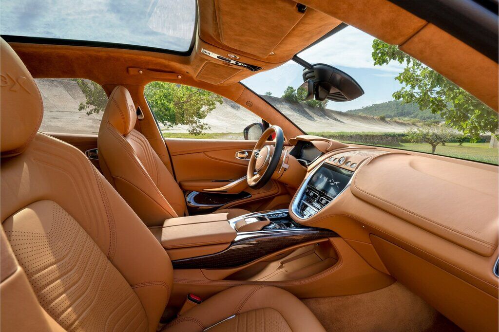 Современный, светлый и роскошный – главные характеристики салона Aston Martin DBX