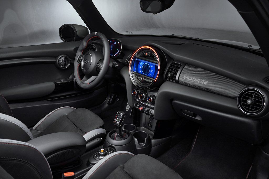 Mini John Cooper Works GP получил цифровую приборную панель и "продвинутую" мультимедийную систему