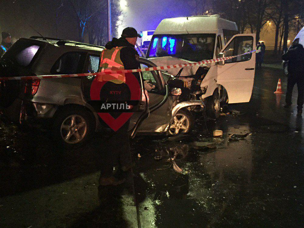 В Киеве лоб в лоб столкнулись микроавтобус и внедорожник: две жертвы, с десяток раненых. Фото и видео