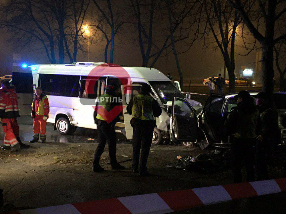 В Киеве лоб в лоб столкнулись микроавтобус и внедорожник: две жертвы, с десяток раненых. Фото и видео